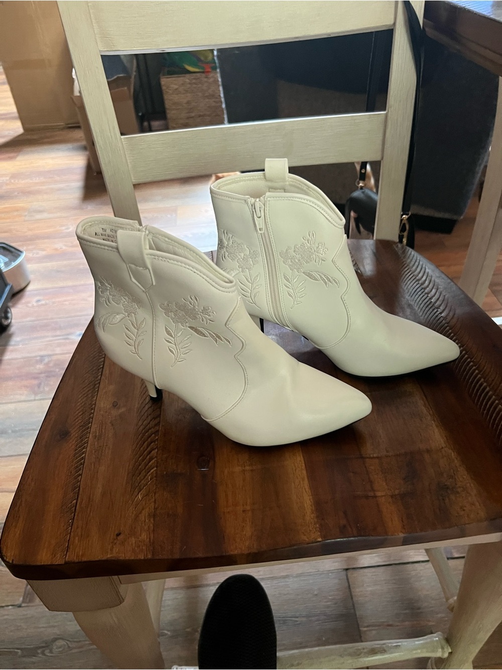 Embroidered White Pointed-Toe Women's Ankle Boots